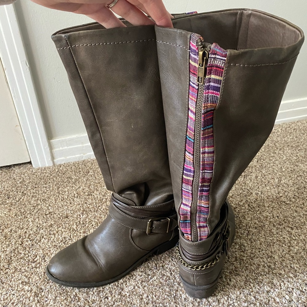 Francesca‘s Gray Boots